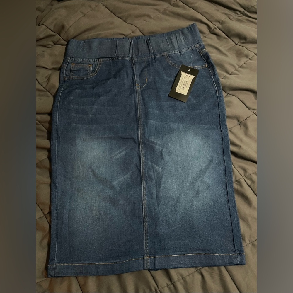 Denim skirt size M length 26” width 16”.
